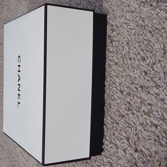 Authentic Chanel Gift Box - Picture 5 of 9